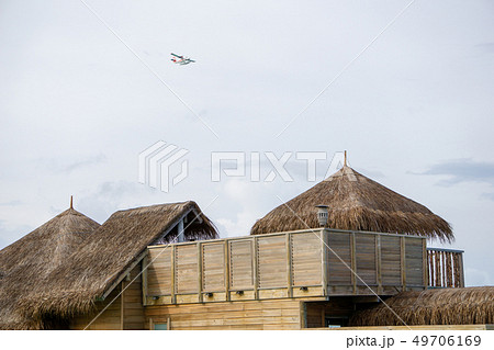 水上飛行機とコテージ 49706169