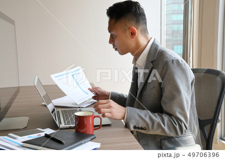 資料をチェックするビジネスマン 49706396