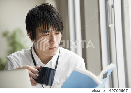 若い男性 オフィス 仕事 若い男性 オフィス 仕事 49706667