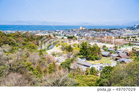 彦根城から眺める琵琶湖と彦根市内 49707029