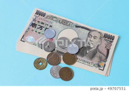 お金（一万円札と硬貨） 49707551