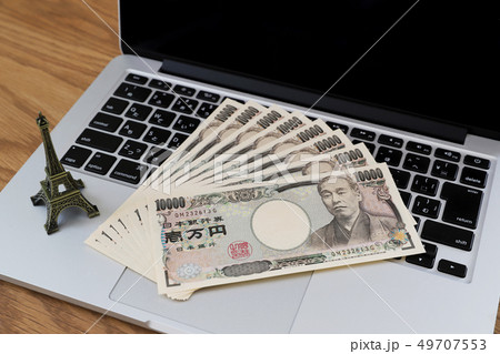 Macのノートパソコンとお金（一万円札）  49707553