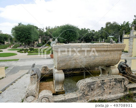 ビスカヤ宮殿 (Vizcaya Museum and Gardens)の庭園と井戸(フロリダ州マイ) ビスカヤ宮殿 (Vizcaya Museum and Gardens)の庭園と井戸(フロリダ州マイ) 49708931
