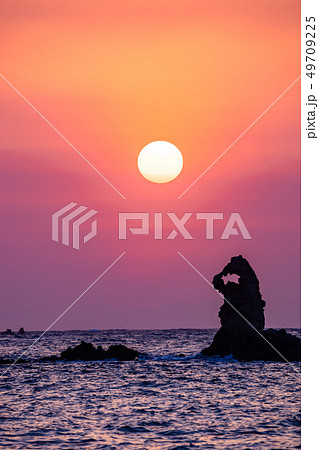 (静岡県)西伊豆・大田子海岸の夕陽 (静岡県)西伊豆・大田子海岸の夕陽 49709225
