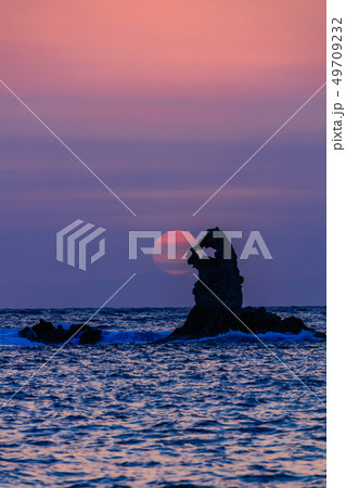 (静岡県)西伊豆・大田子海岸の夕陽 (静岡県)西伊豆・大田子海岸の夕陽 49709232