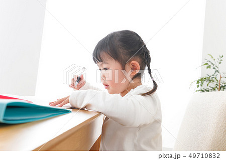 ひとりで勉強をする子ども 49710832