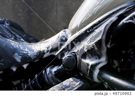 モーターサイクル　バイクのクローズアップ写真 49710902