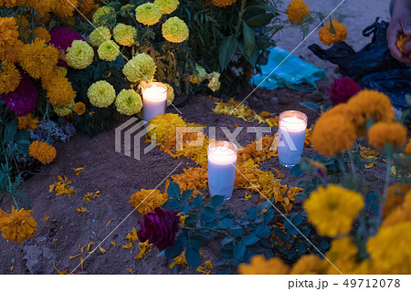 メキシコ 死者の日 お墓 ライトアップ メキシコ 死者の日 お墓 ライトアップ 49712078