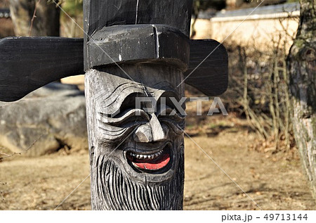 安東・河回マウルの村内に立つチャンスン(木偶） 【韓国・安東】 49713144