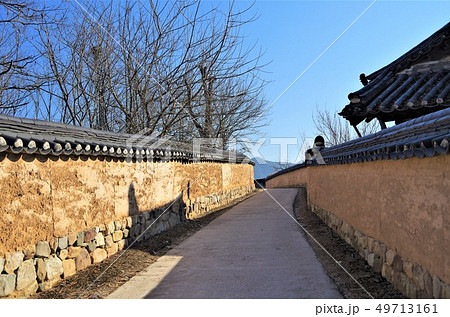 伝統家屋が並ぶ安東・河回マウルの風景 【韓国・安東】 伝統家屋が並ぶ安東・河回マウルの風景 【韓国・安東】 49713161