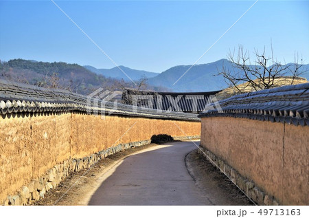 伝統家屋が並ぶ安東・河回マウルの風景 【韓国・安東】 伝統家屋が並ぶ安東・河回マウルの風景 【韓国・安東】 49713163