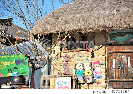 伝統家屋が並ぶ安東・河回マウルの風景 【韓国・安東】 伝統家屋が並ぶ安東・河回マウルの風景 【韓国・安東】 49713264