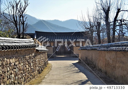 伝統家屋が並ぶ安東・河回マウルの風景 【韓国・安東】 伝統家屋が並ぶ安東・河回マウルの風景 【韓国・安東】 49713330