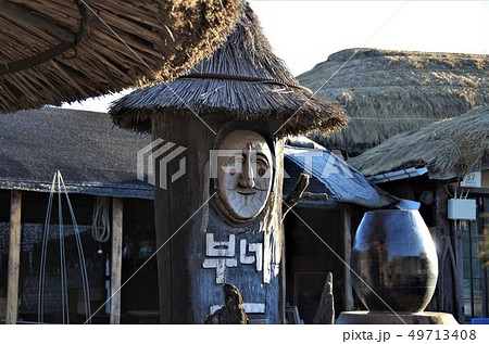 安東・河回マウルの村内に立つチャンスン(木偶） 【韓国・安東】 49713408