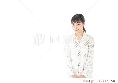 パジャマを着た若い女性 49714150
