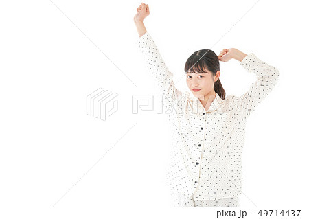 目覚める若い女性 49714437