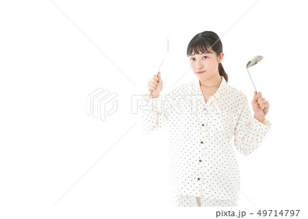 朝食をつくる若い女性 朝食をつくる若い女性 49714797