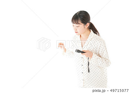 懐中電灯を使う若い女性 懐中電灯を使う若い女性 49715077