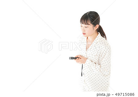 懐中電灯を使う若い女性 懐中電灯を使う若い女性 49715086