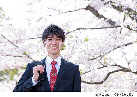 桜背景のビジネスマン 49716086