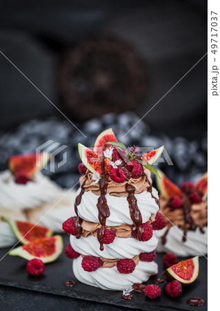 Delicious Pavlova meringue cakes  49717037