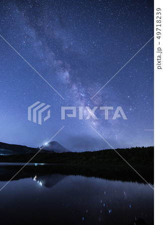 《山梨県 西湖》西湖に浮かぶ富士山と天の川 49718239