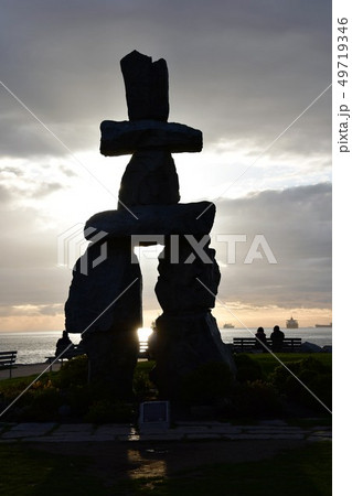 inukshuk　夕暮れのイングリシュベイ　バンク－バ－　カナダ　 49719346