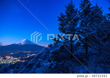 《山梨県》富士山・雪山から望む夜明けの瞬間 49722391