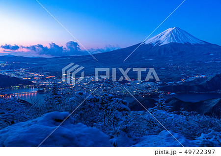 《山梨県》富士山・雪山から望む夜明けの瞬間 49722397