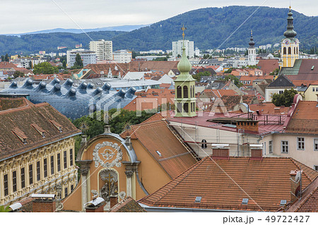 オーストリア グラーツ シュロスベルクの丘からの風景の写真素材