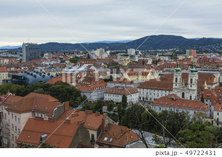 オーストリア グラーツ シュロスベルクの丘からの風景の写真素材