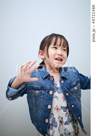 カジュアル 夏服 春服 ワンピース デニム 女の子 日本人 ジャケット 園児 3歳 ファッション の写真素材
