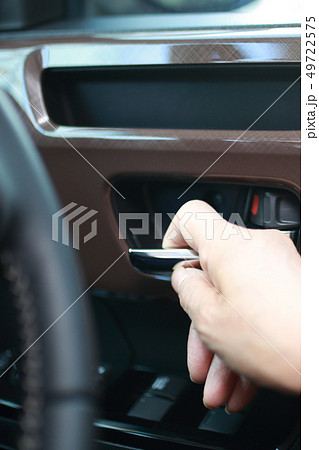 運転手 (ドライバー おでかけ 外出 人物 ボディパーツ 顔なし 乗用車 女性 シニア 発車 停車) 49722575