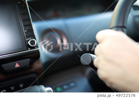 運転手 (ドライバー おでかけ 外出 人物 ボディパーツ 顔なし 乗用車 女性 シニア 発車 停車) 運転手 (ドライバー おでかけ 外出 人物 ボディパーツ 顔なし 乗用車 女性 シニア 発車 停車) 49722576