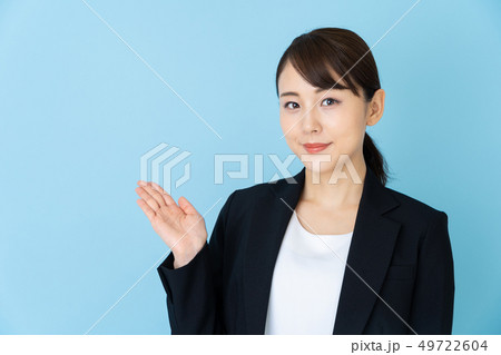 ビジネスウーマン　ブルーバック 49722604