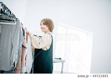 クリエイティブ　撮影風景　スタイリスト 49722893