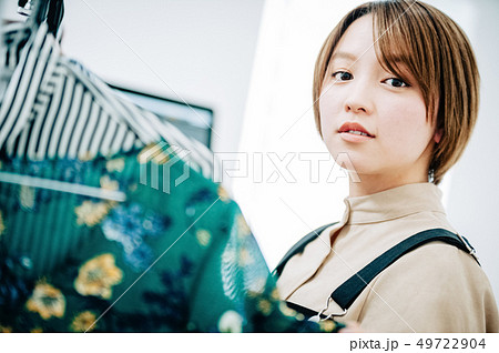 クリエイティブ　撮影風景　スタイリスト 49722904