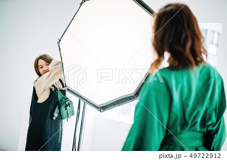 クリエイティブ　撮影風景　アシスタント 49722912