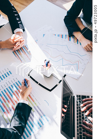オフィスでミーティングをする社員たちの手元 オフィスでミーティングをする社員たちの手元 49723005