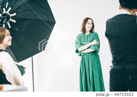 クリエイティブ　撮影風景　モデル 49723023