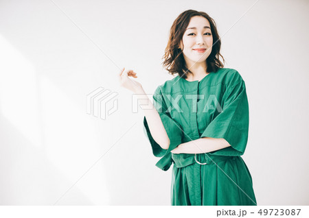 女性　ポートレート　おしゃれ 49723087