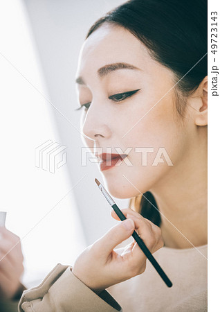 クリエイティブ　撮影風景　ヘアメイク 49723143