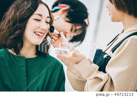 クリエイティブ　撮影風景　ヘアメイク 49723213