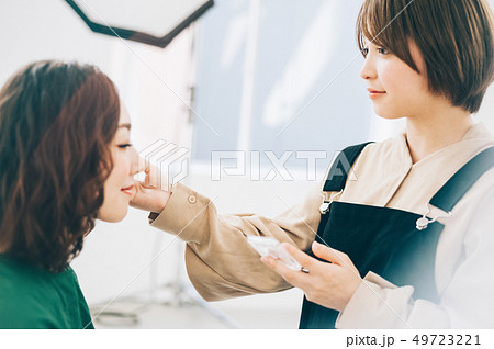 クリエイティブ　撮影風景　ヘアメイク 49723221