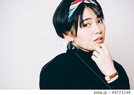 女性 ポートレート おしゃれの写真素材