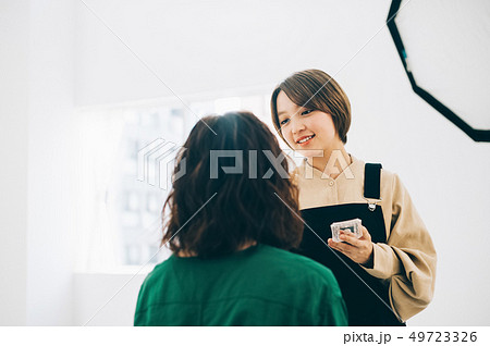 クリエイティブ 撮影風景 ヘアメイク クリエイティブ 撮影風景 ヘアメイク 49723326