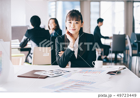 テーブルで肘をつく新入社員の女性 テーブルで肘をつく新入社員の女性 49723449