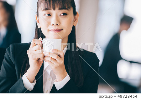 コーヒーを飲む新入社員の女性 コーヒーを飲む新入社員の女性 49723454