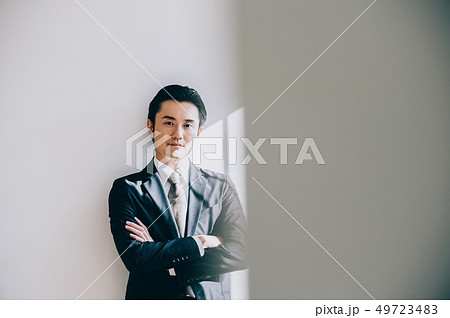白壁を背景に立つ上司の男性 49723483