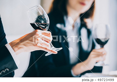 レストランでワインを飲む上司たちの手元 49723499